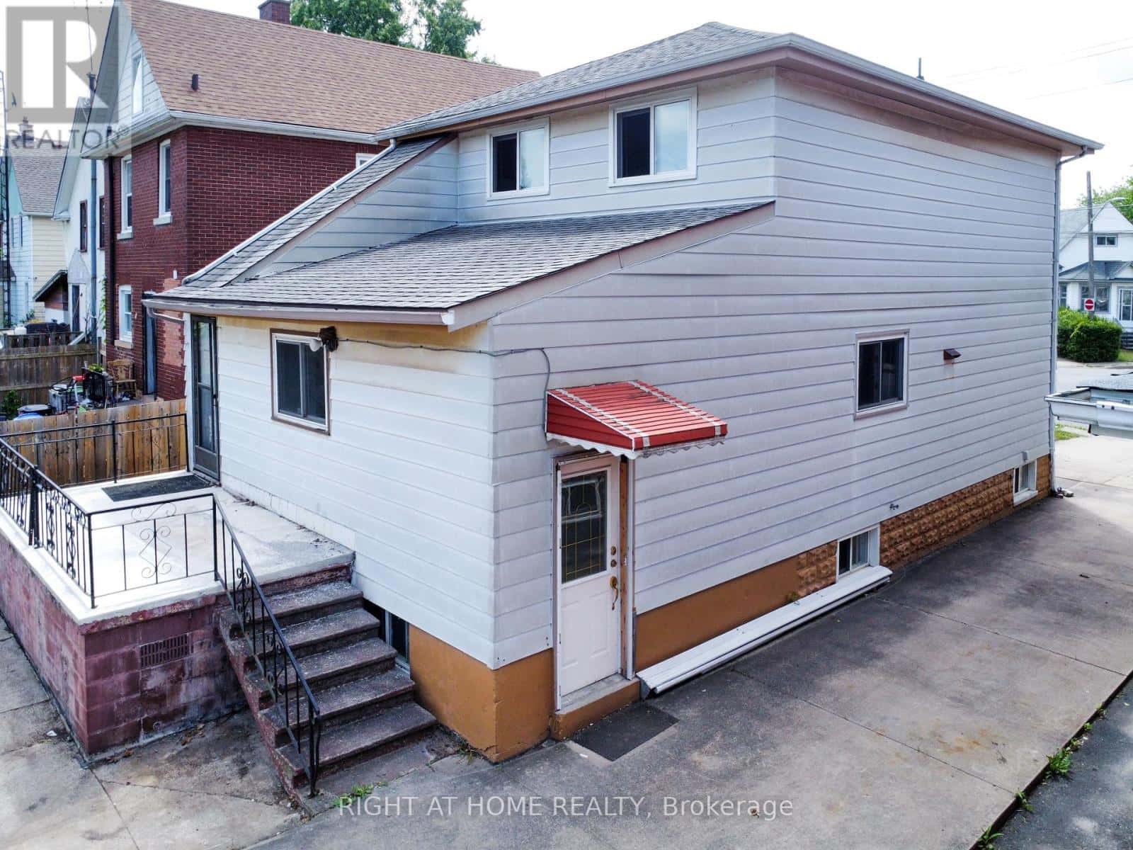 5023 KITCHENER STREET — Niagara Falls (Clifton Hill), Ontario - Photo 3 of 47