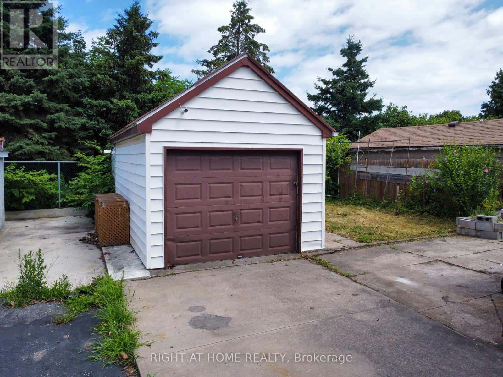 5023 KITCHENER STREET — Niagara Falls (Clifton Hill), Ontario - Photo 4 of 47