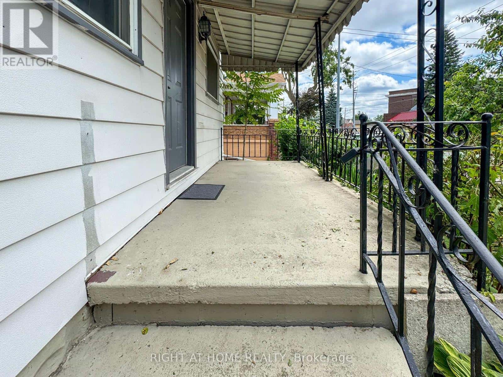 5023 KITCHENER STREET — Niagara Falls (Clifton Hill), Ontario - Photo 5 of 47