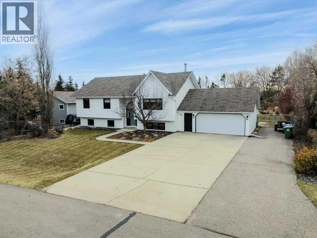 45 Ravenscrag Crescent N — Norglenwold, Alberta - Photo 2 of 37