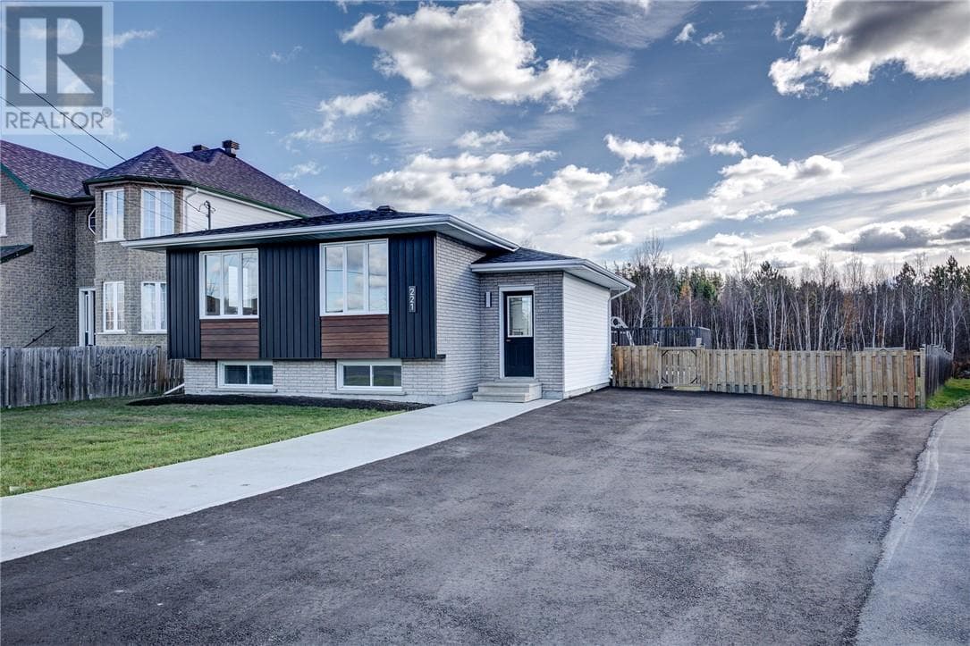 221 Ray Street — Wahnapitae, Ontario - Main photo