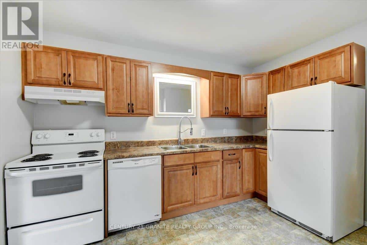 13 MONCK STREET — Bancroft (Bancroft Ward), Ontario - Photo 2 of 39