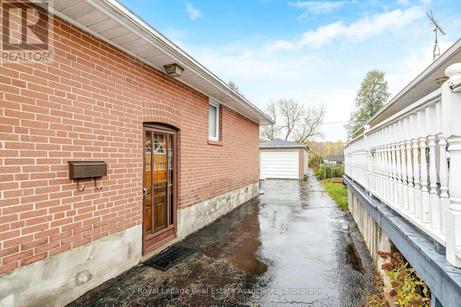 102 LONGFIELD ROAD — Halton Hills (AC Acton), Ontario - Photo 4 of 32