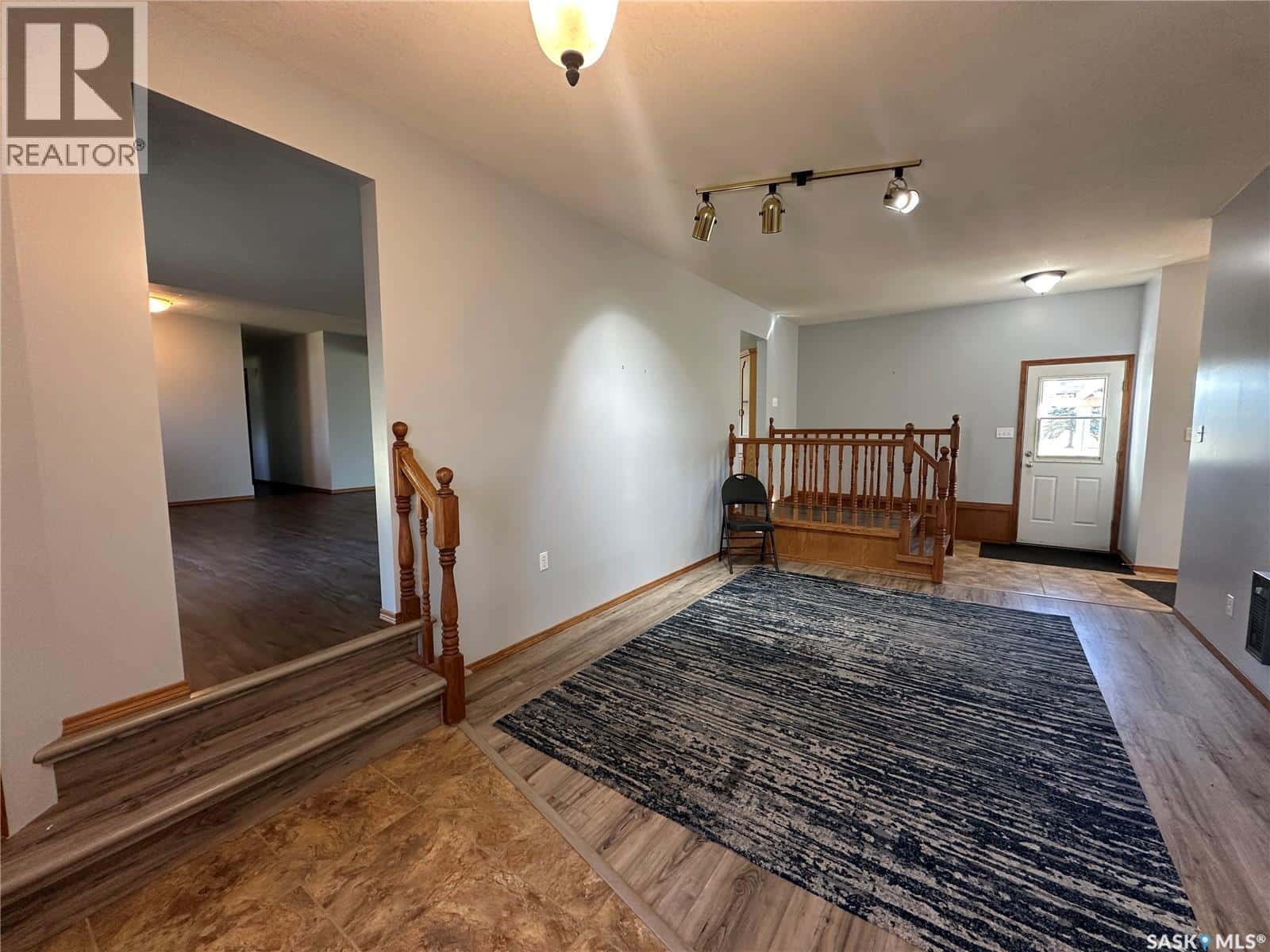 142 Coronation DRIVE — Canora, Saskatchewan - Photo 2 of 49