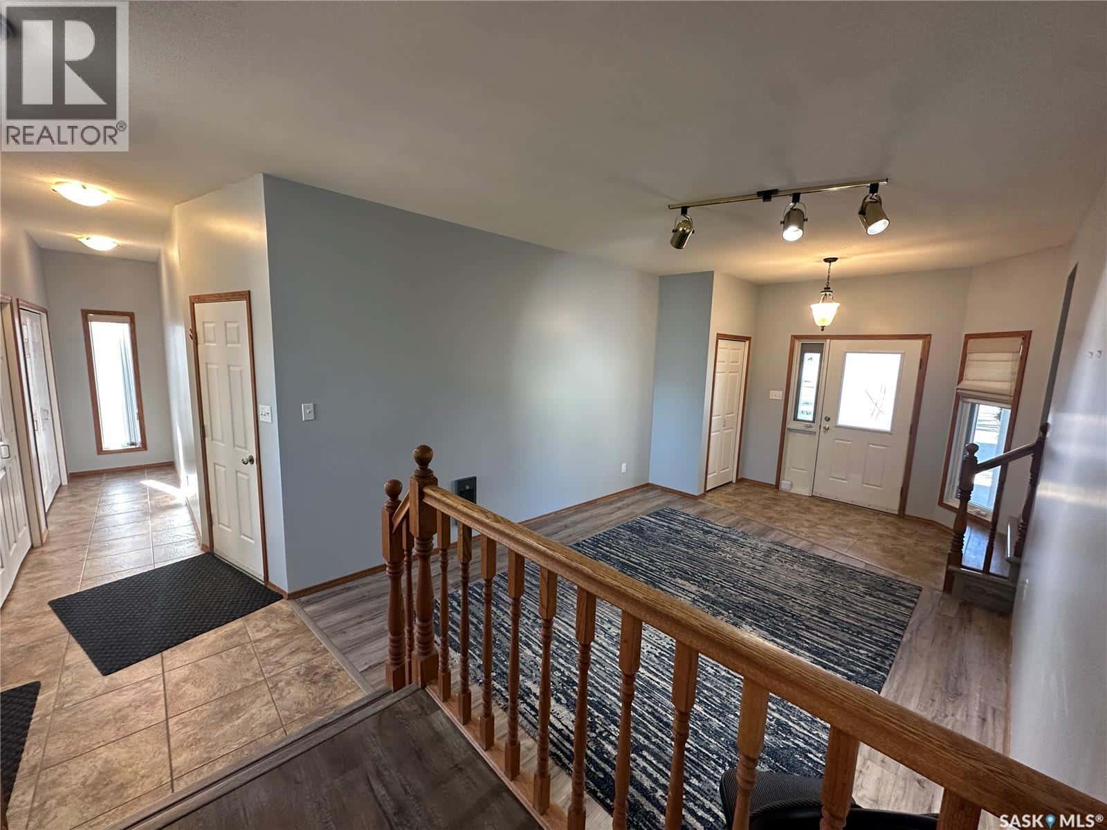 142 Coronation DRIVE — Canora, Saskatchewan - Photo 4 of 49