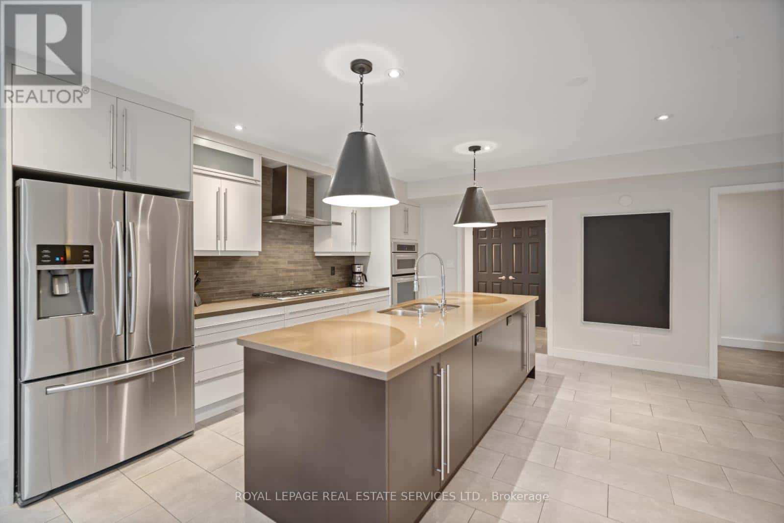 3 FRIARS LANE — Toronto (Princess-Rosethorn), Ontario - Photo 2 of 49