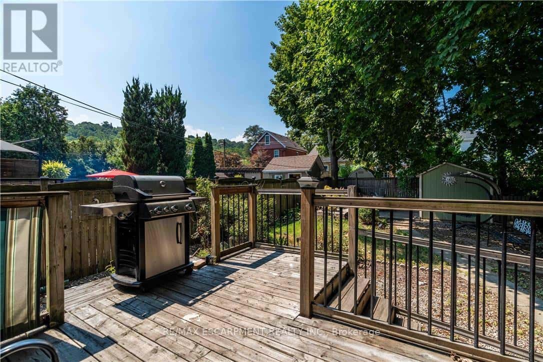 228 PROVINCE STREET S — Hamilton (Delta), Ontario - Photo 4 of 27