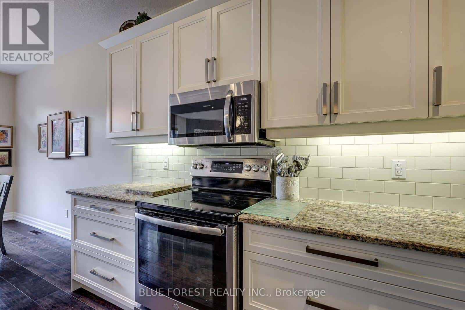 81 - 9 DAUSETT DRIVE — Middlesex Centre (Kilworth), Ontario - Photo 2 of 50