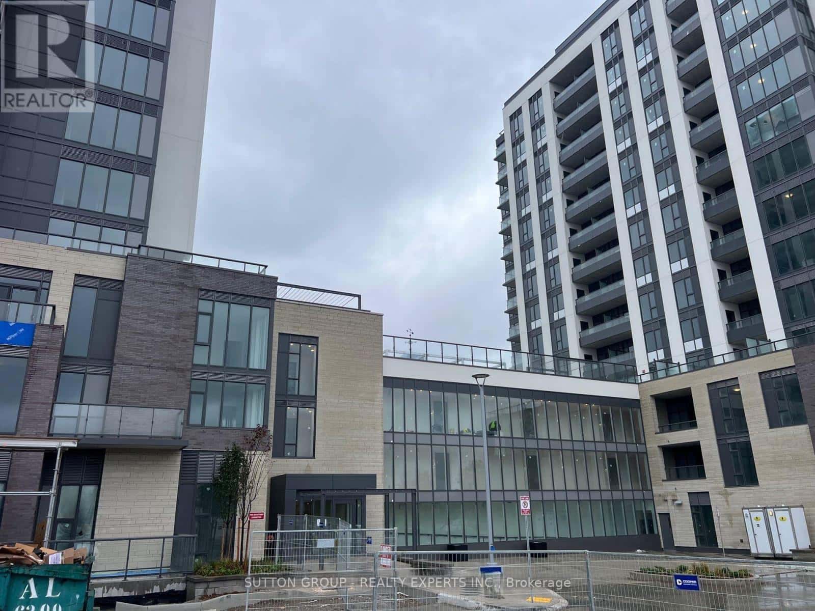 B1002 - 715 DAVIS DRIVE — Newmarket (Huron Heights-Leslie Valley), Ontario - Photo 2 of 12