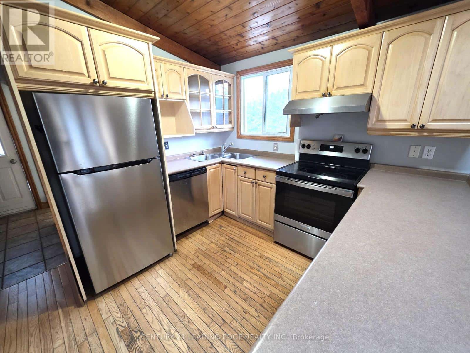 8 LORNE STREET — Georgina (Sutton & Jackson's Point), Ontario - Photo 4 of 16