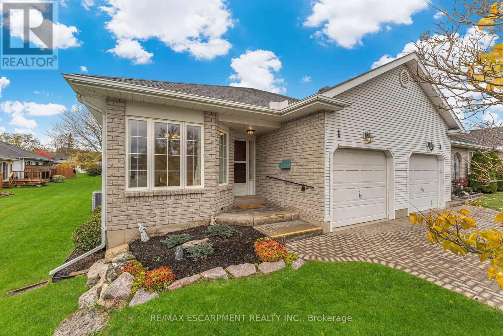 1 VILLAGE DRIVE — West Lincoln (Smithville), Ontario - Photo 2 of 44