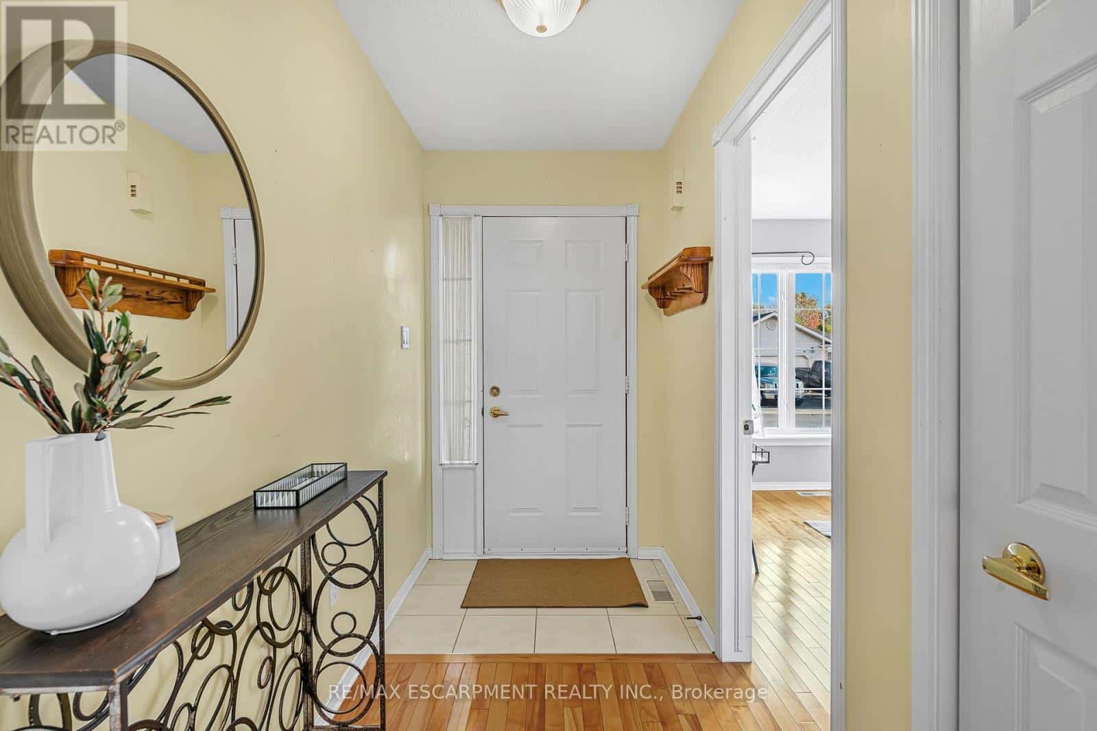 1 VILLAGE DRIVE — West Lincoln (Smithville), Ontario - Photo 4 of 44