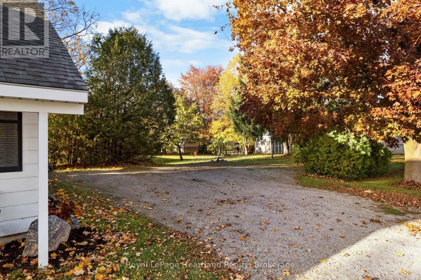 385 MILL STREET — North Huron (Blyth), Ontario - Photo 5 of 42