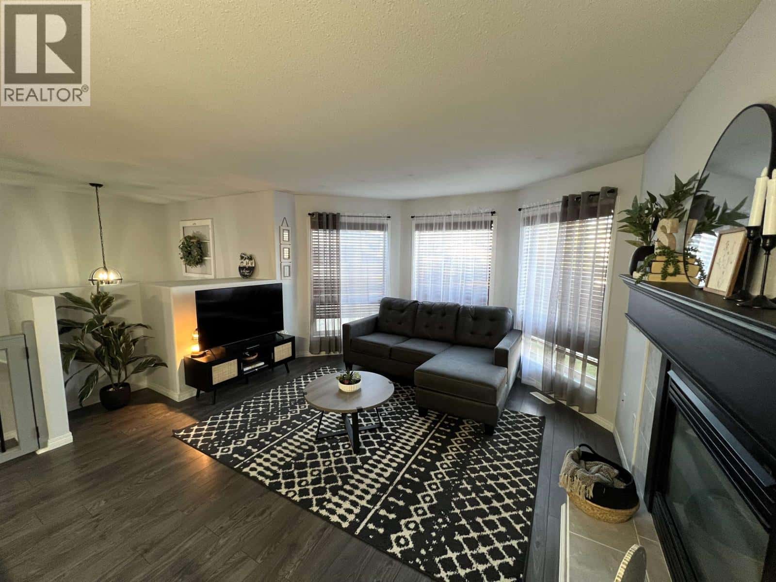 5516 W 57 STREET — Fort Nelson, British Columbia - Photo 4 of 38