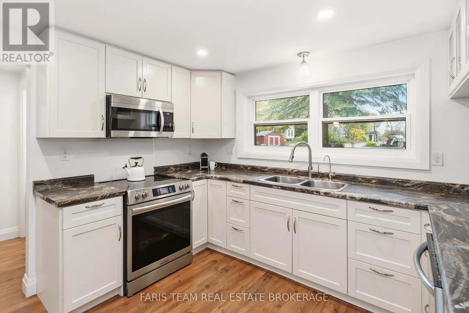 648 10TH LINE — Innisfil, Ontario - Photo 4 of 38