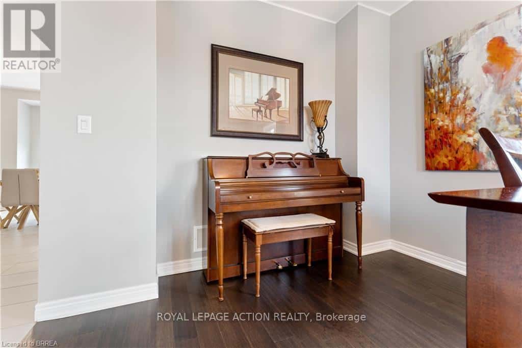 8 LORNE CARD DRIVE — Brant (Paris), Ontario - Photo 4 of 35