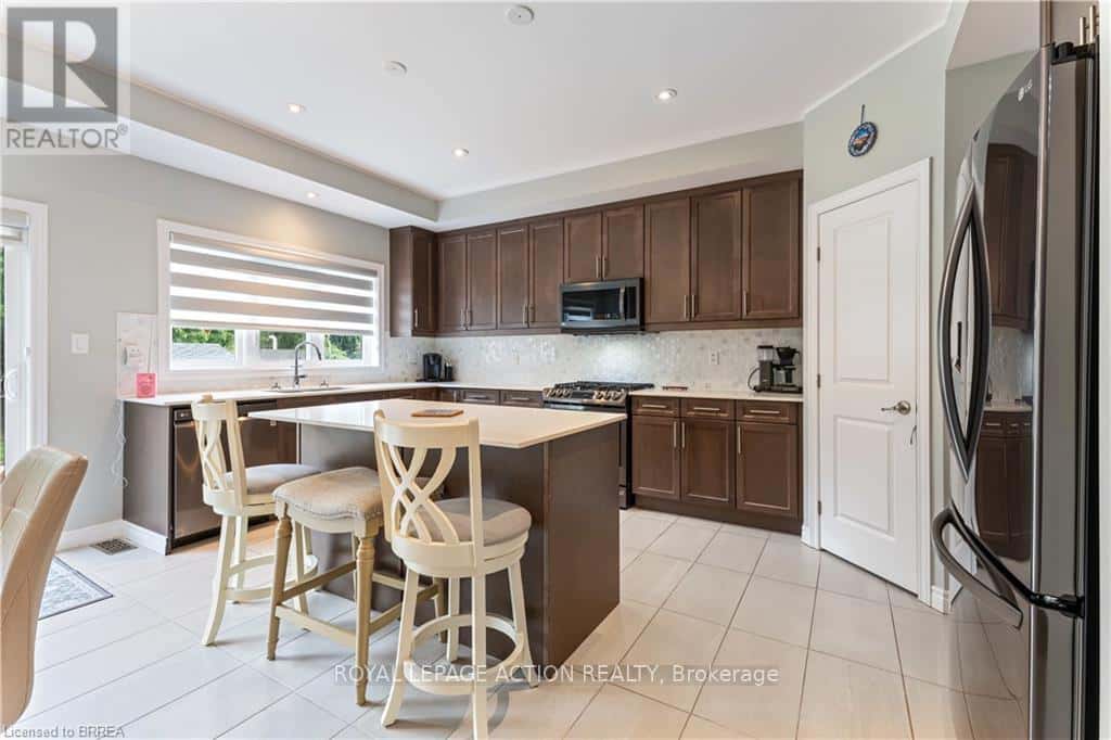 8 LORNE CARD DRIVE — Brant (Paris), Ontario - Photo 2 of 35