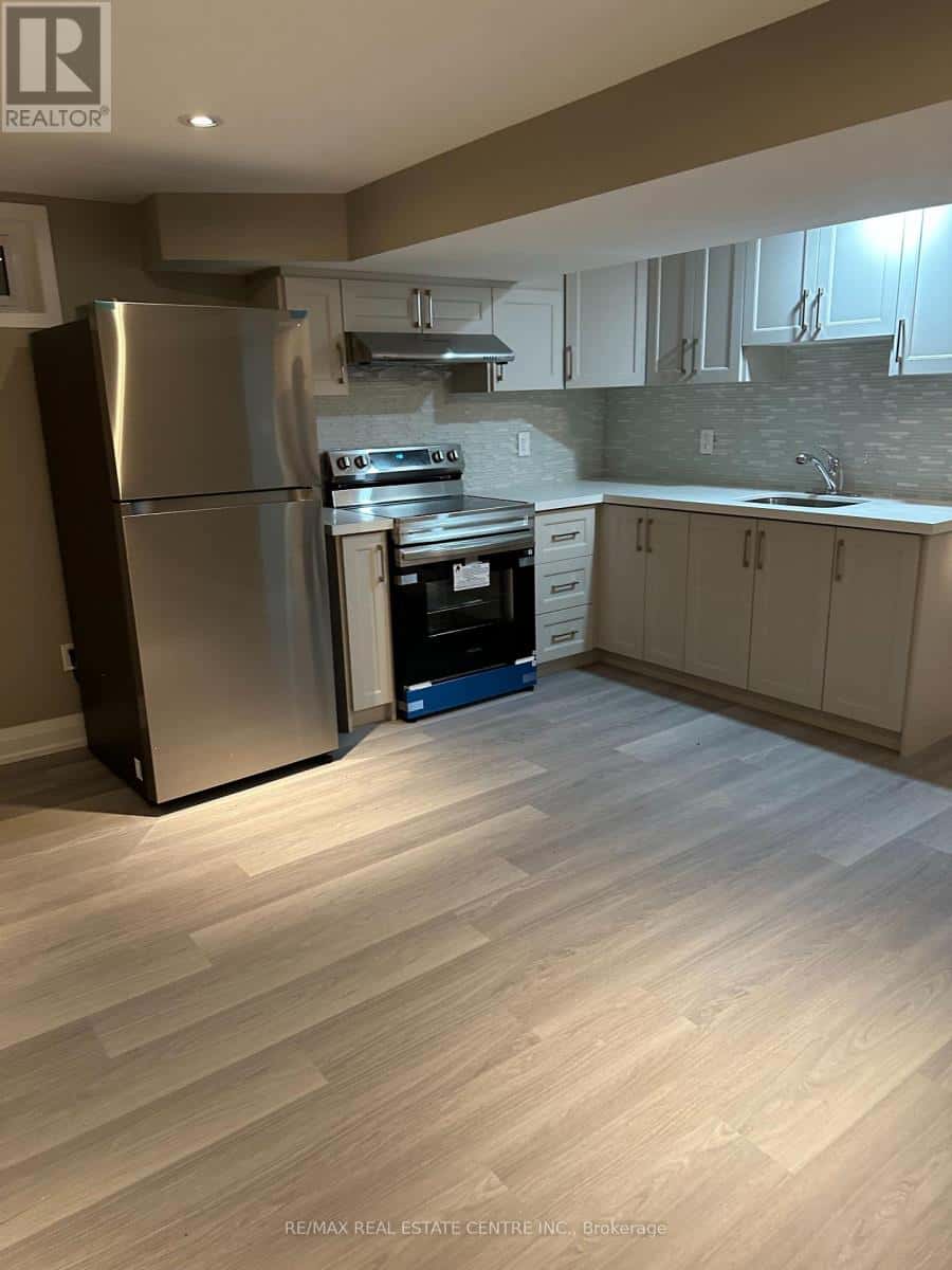 10 SUBURBAN DRIVE N — Mississauga (Streetsville), Ontario - Photo 4 of 15