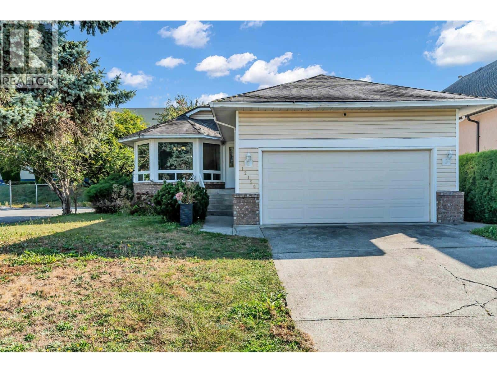 12150 CHESTNUT CRESCENT — Pitt Meadows, British Columbia - Photo 2 of 40