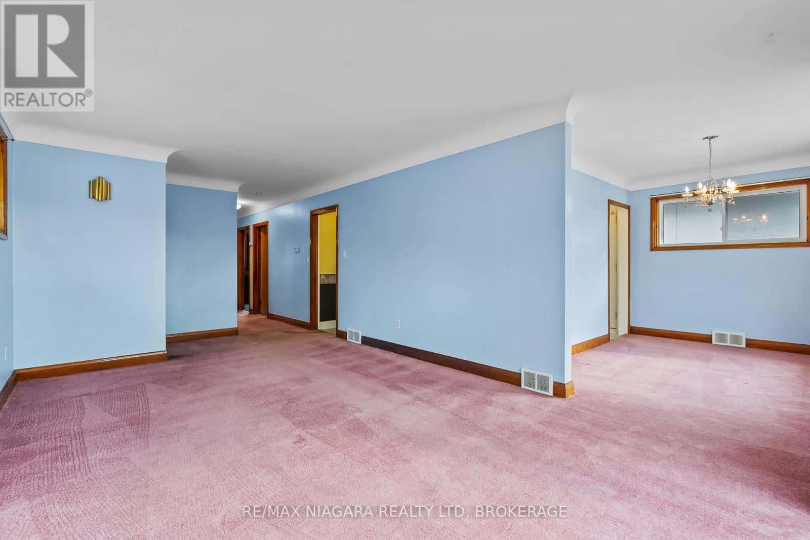 7653 WAYNE STREET — Niagara Falls (Ascot), Ontario - Photo 3 of 28