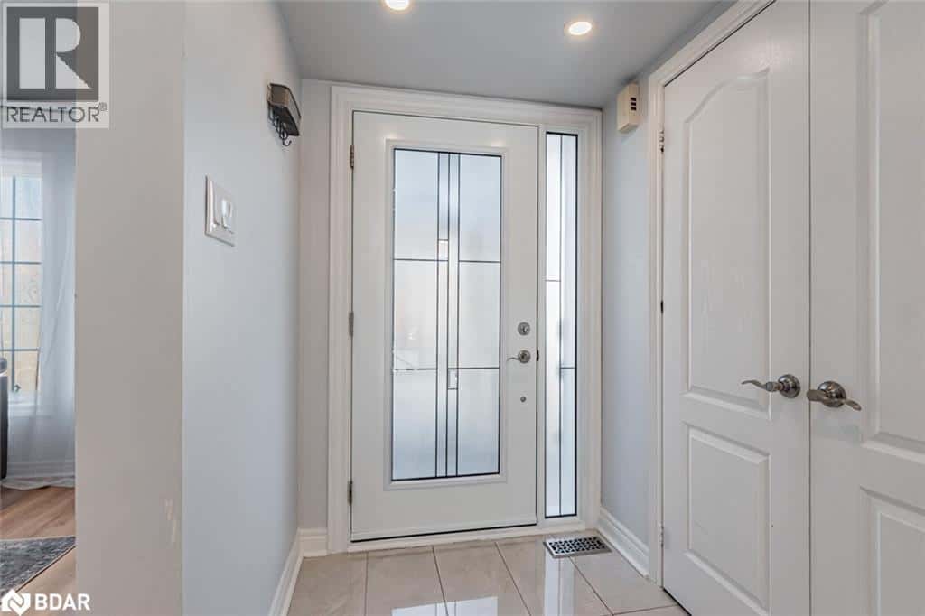 129 FLAGSTONE Way — Newmarket, Ontario - Photo 3 of 36