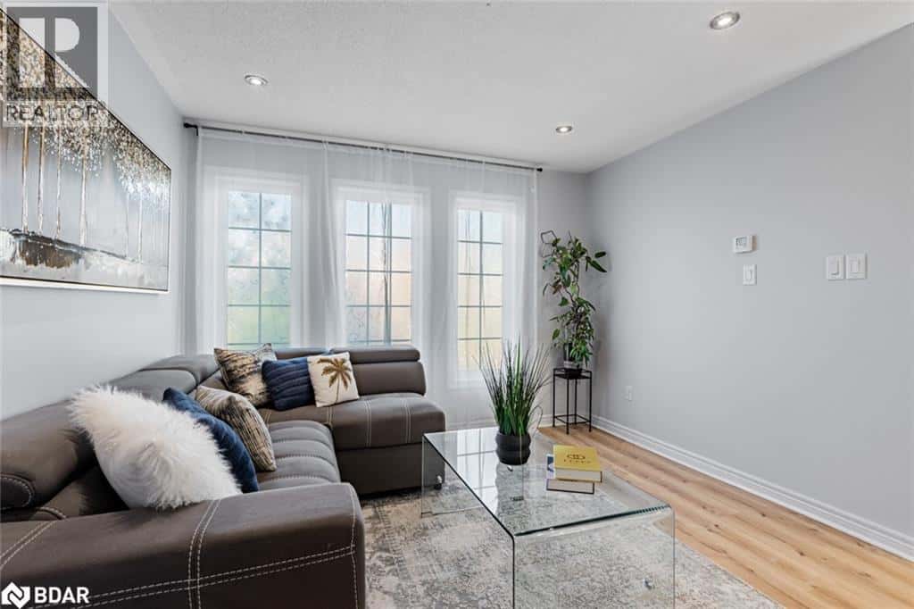 129 FLAGSTONE Way — Newmarket, Ontario - Photo 5 of 36