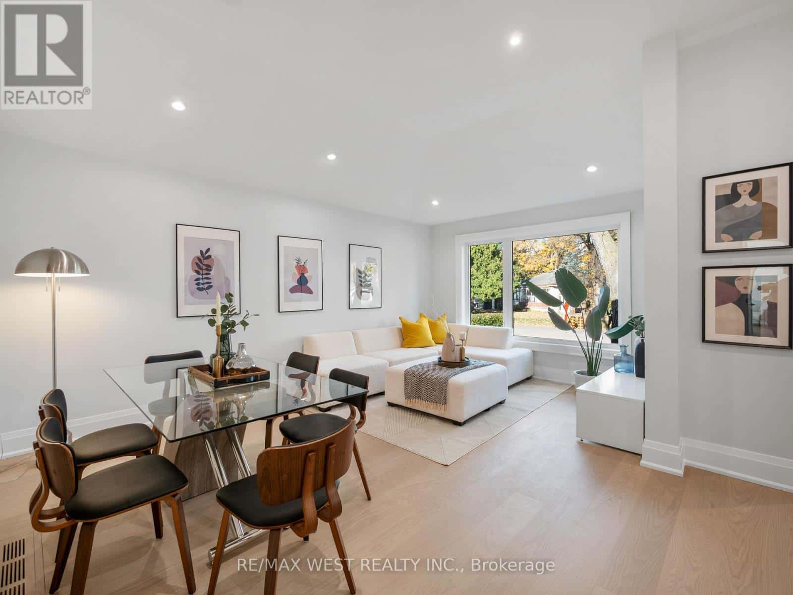 24 APPLEDALE ROAD — Toronto (Princess-Rosethorn), Ontario - Photo 5 of 44