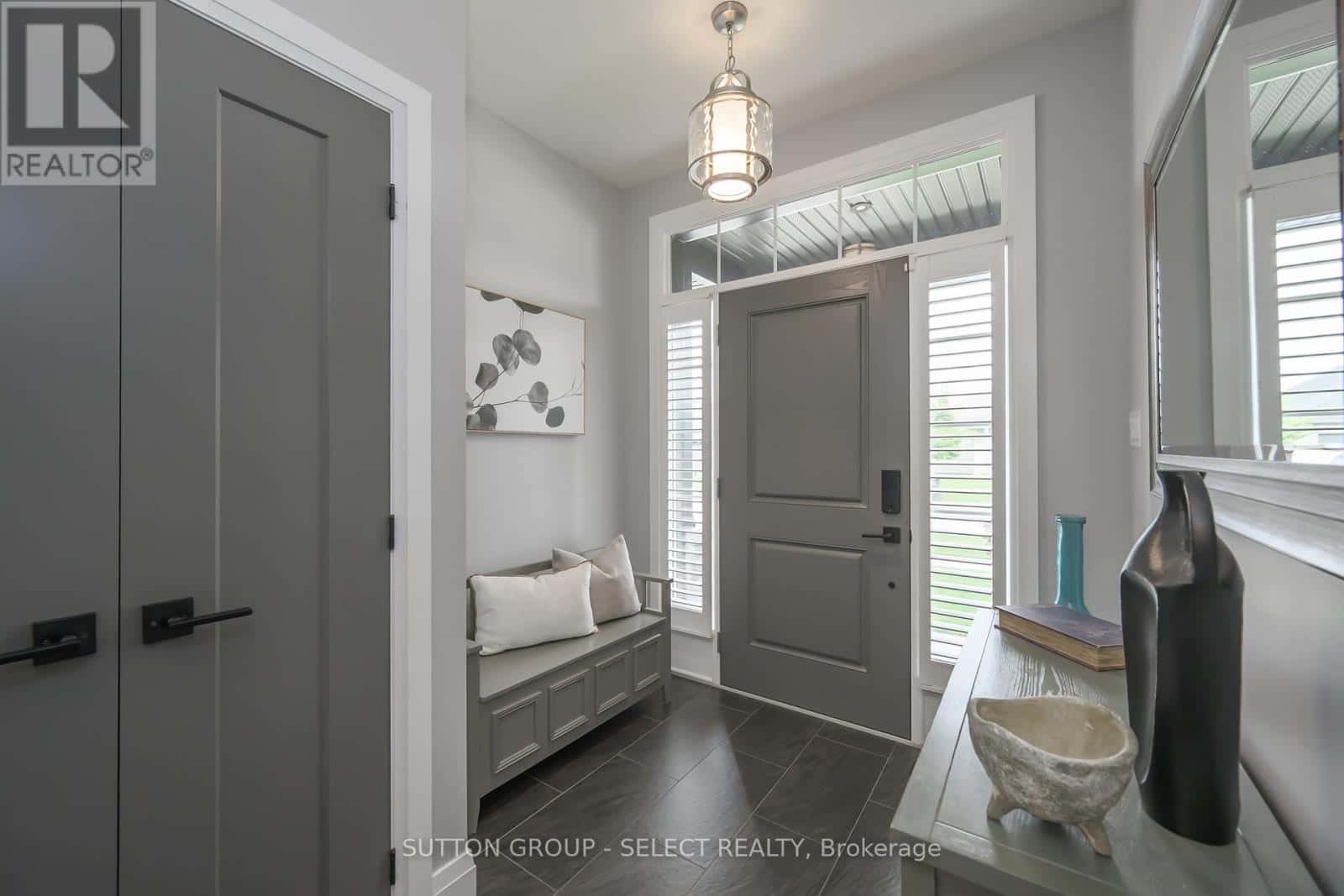 697 BARKER STREET — Strathroy-Caradoc (Mount Brydges), Ontario - Photo 2 of 37