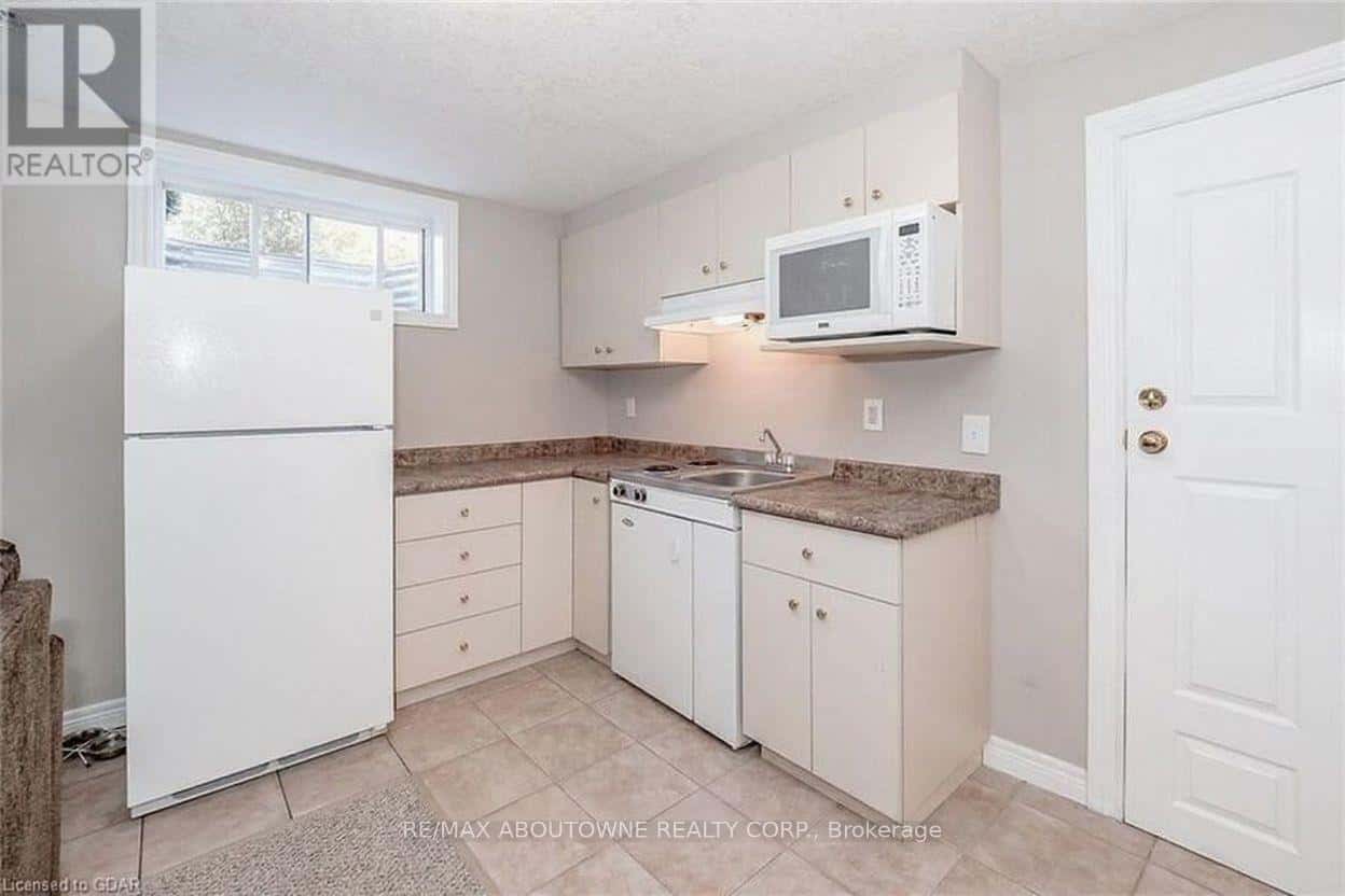 7 CLAIRFIELDS DRIVE W — Guelph (Clairfields/Hanlon Business Park), Ontario - Photo 2 of 5