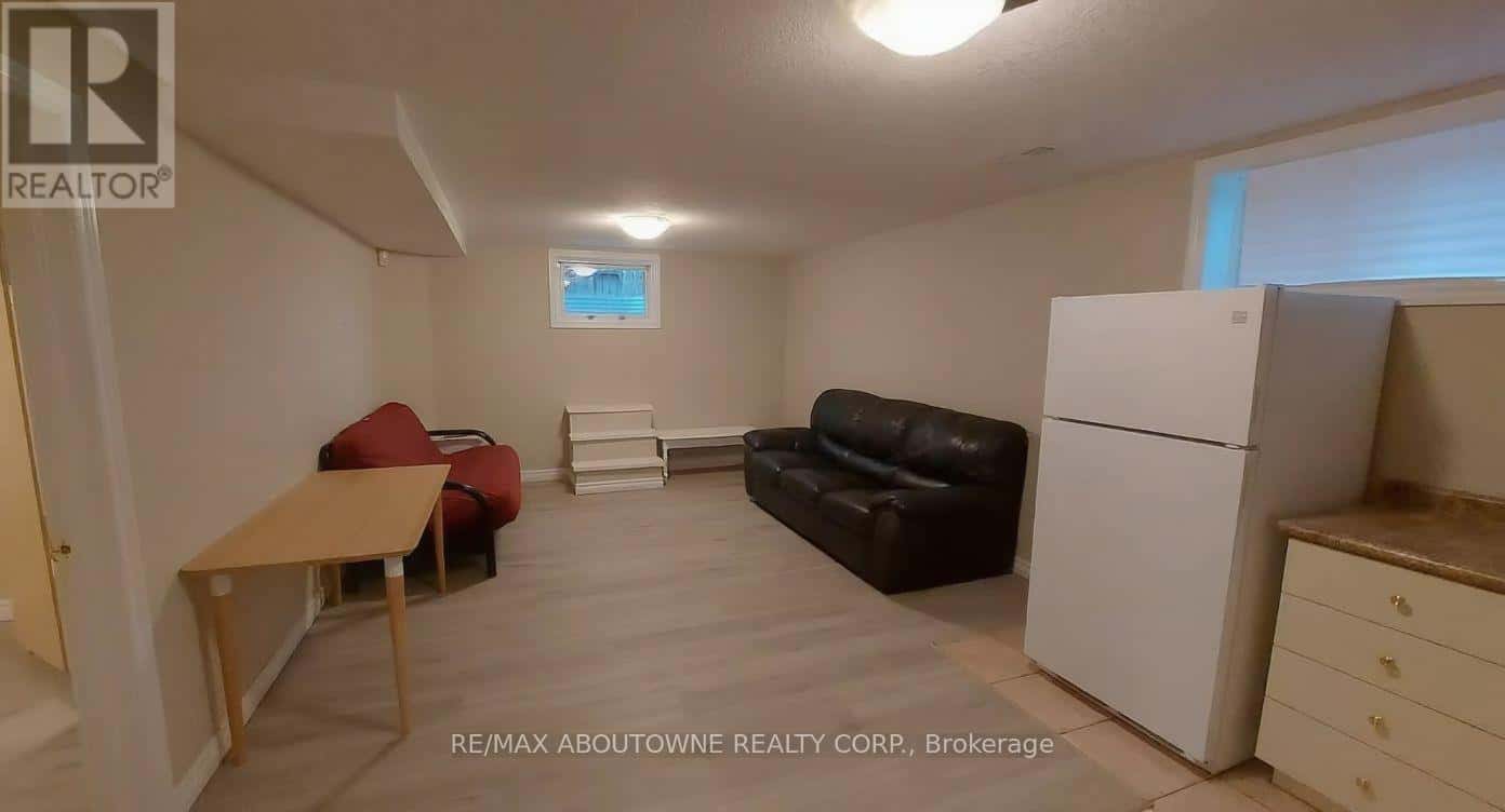 7 CLAIRFIELDS DRIVE W — Guelph (Clairfields/Hanlon Business Park), Ontario - Photo 3 of 5