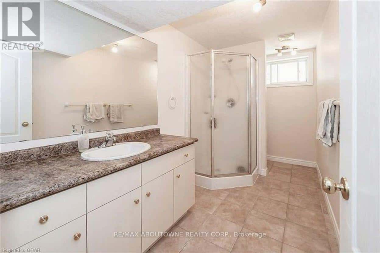 7 CLAIRFIELDS DRIVE W — Guelph (Clairfields/Hanlon Business Park), Ontario - Photo 4 of 5