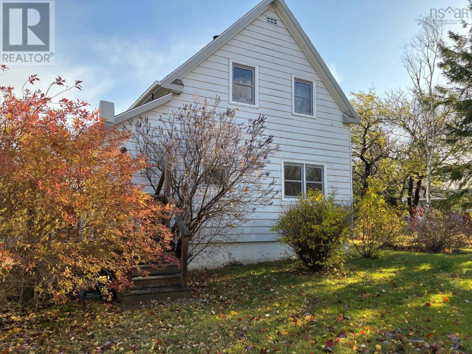 115 Queen — Baddeck, Nova Scotia - Photo 2 of 12