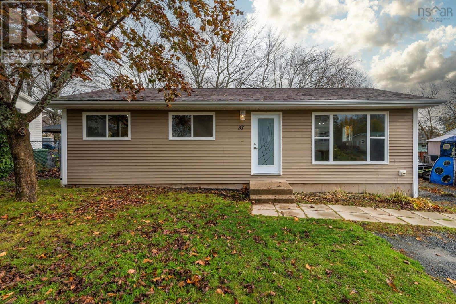 37 Kipling Drive — Lower Sackville, Nova Scotia - Photo 2 of 32