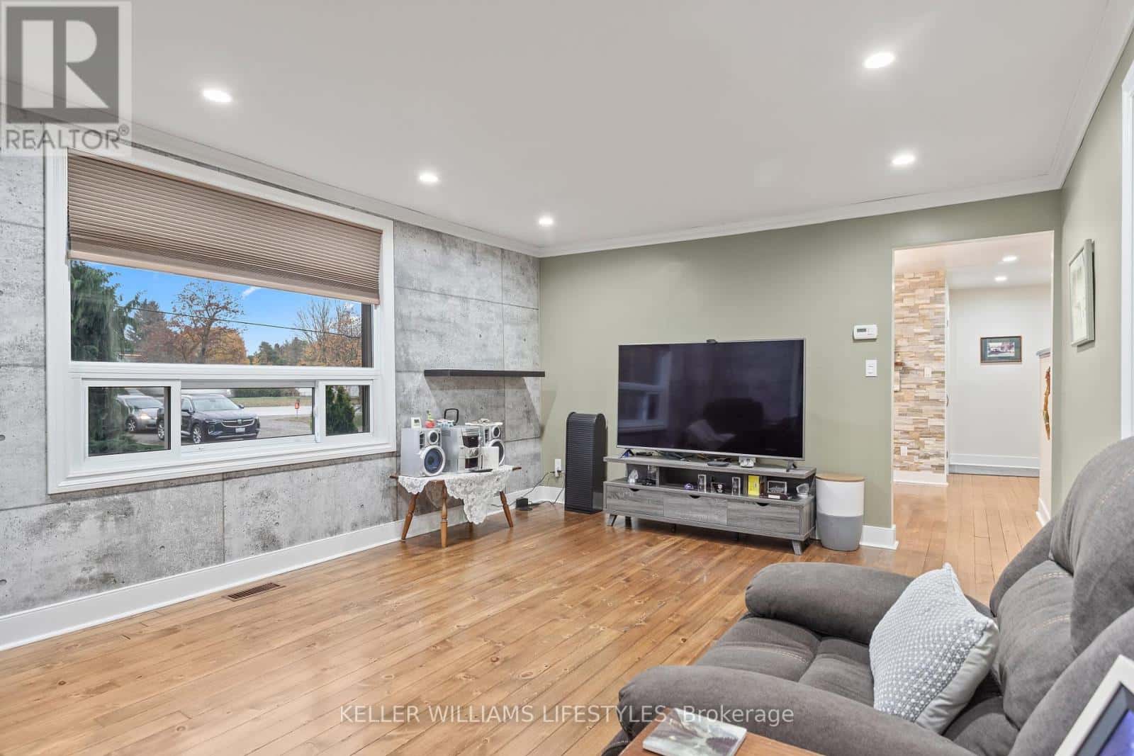 2628 DUNDAS STREET — London East (East J), Ontario - Photo 4 of 33