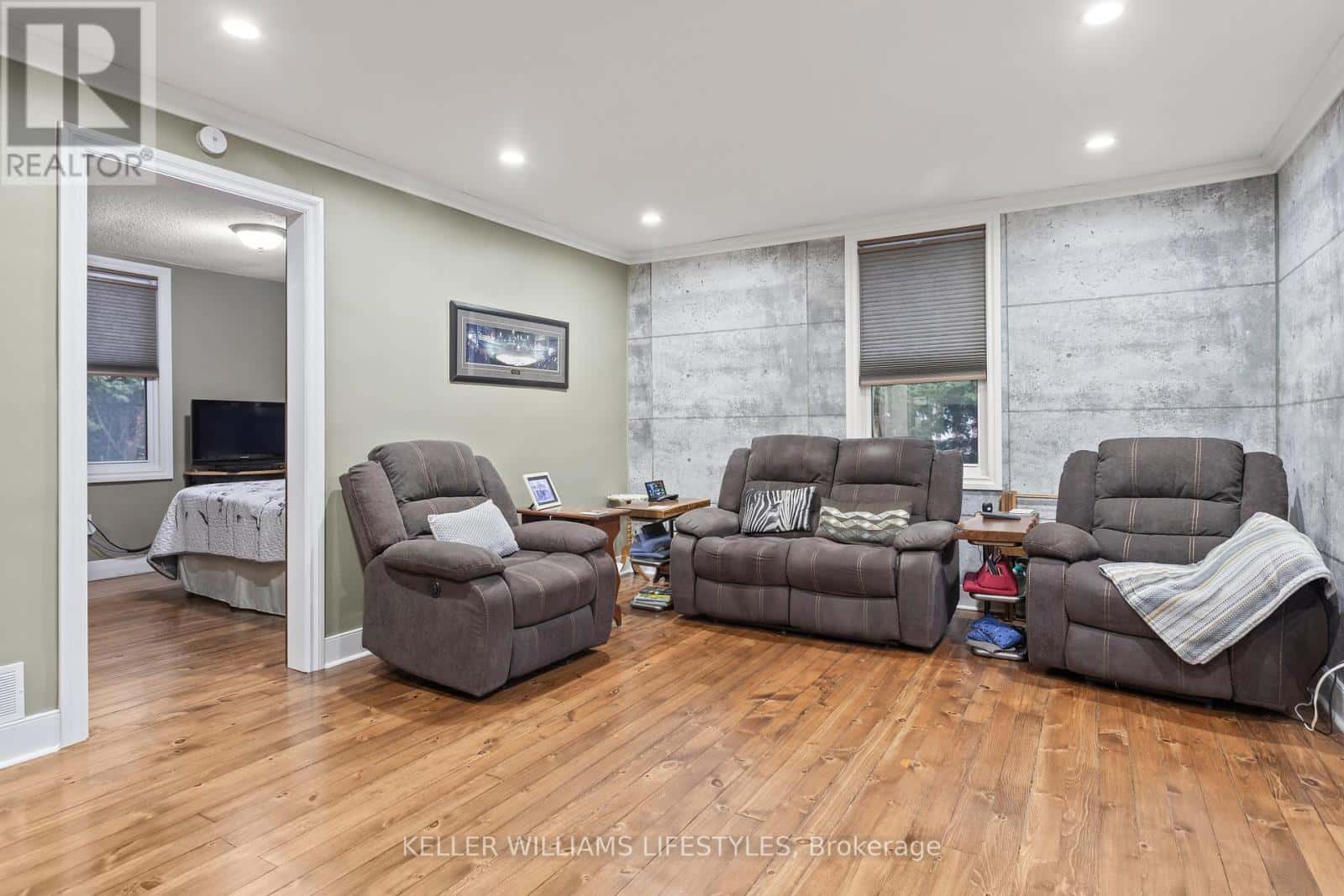 2628 DUNDAS STREET — London East (East J), Ontario - Photo 5 of 33