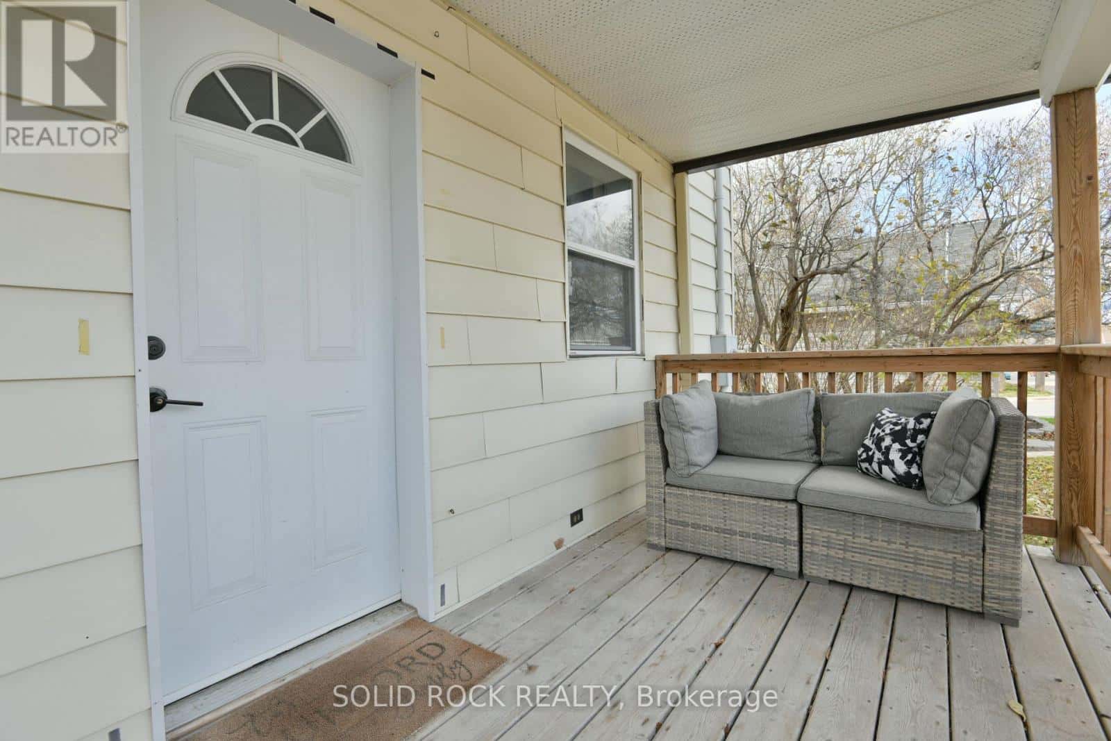 190 CARSWELL STREET — Renfrew, Ontario - Photo 4 of 45