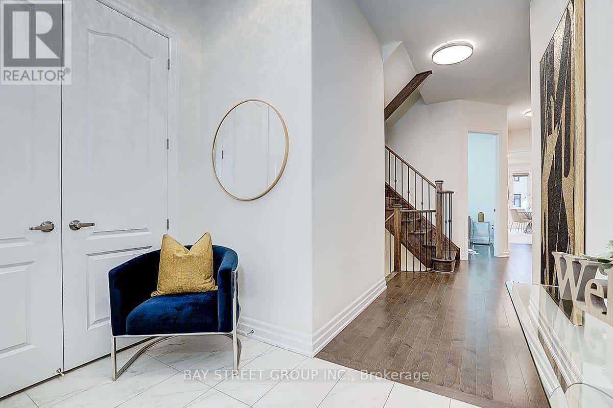 14 BOTELHO CIRCLE — Aurora (Bayview Southeast), Ontario - Photo 4 of 43