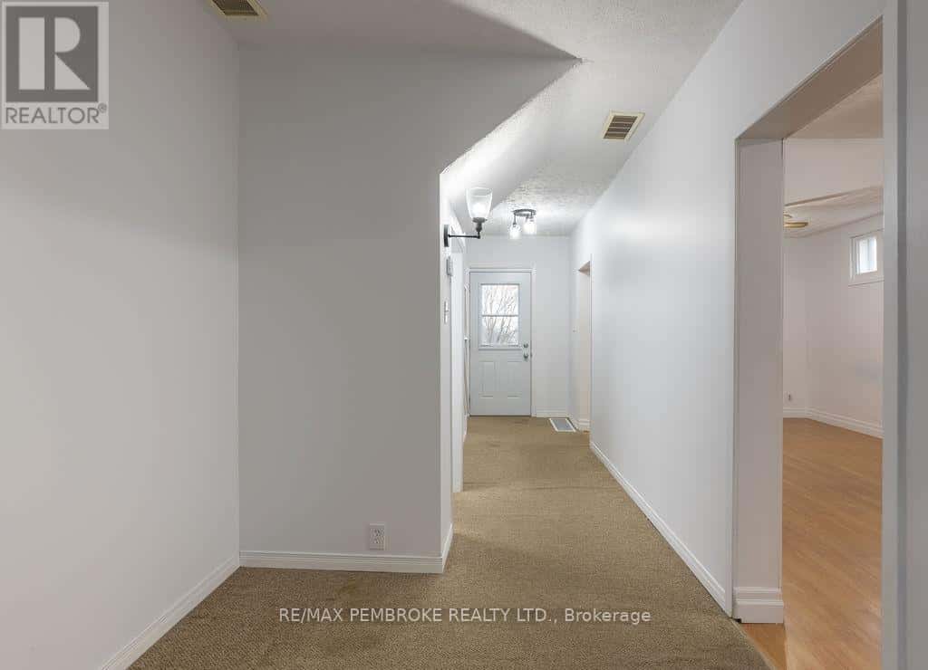 618 ELGIN STREET — Laurentian Valley, Ontario - Photo 3 of 27