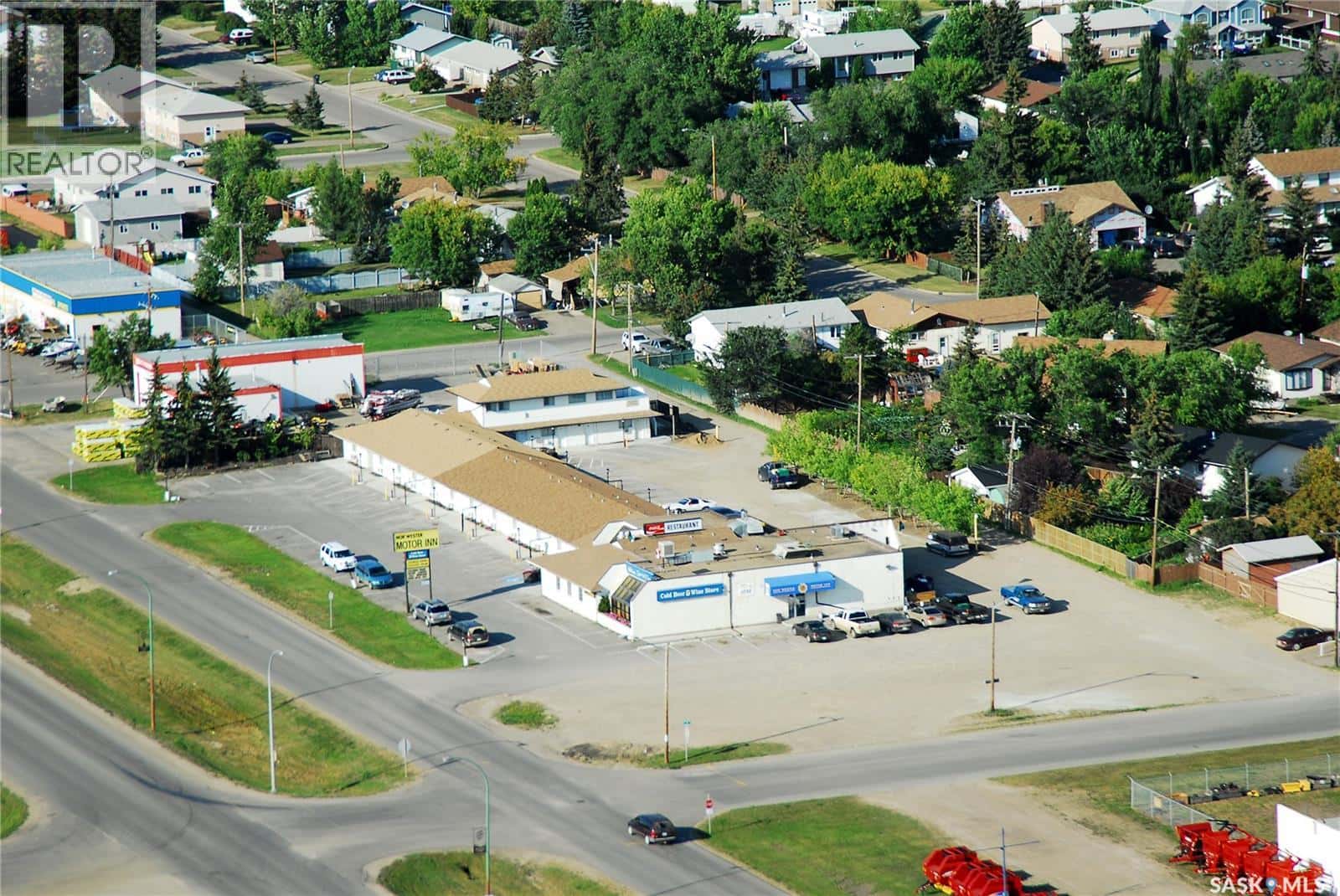 412 9th STREET W — Meadow Lake, Saskatchewan - Photo 2 of 25