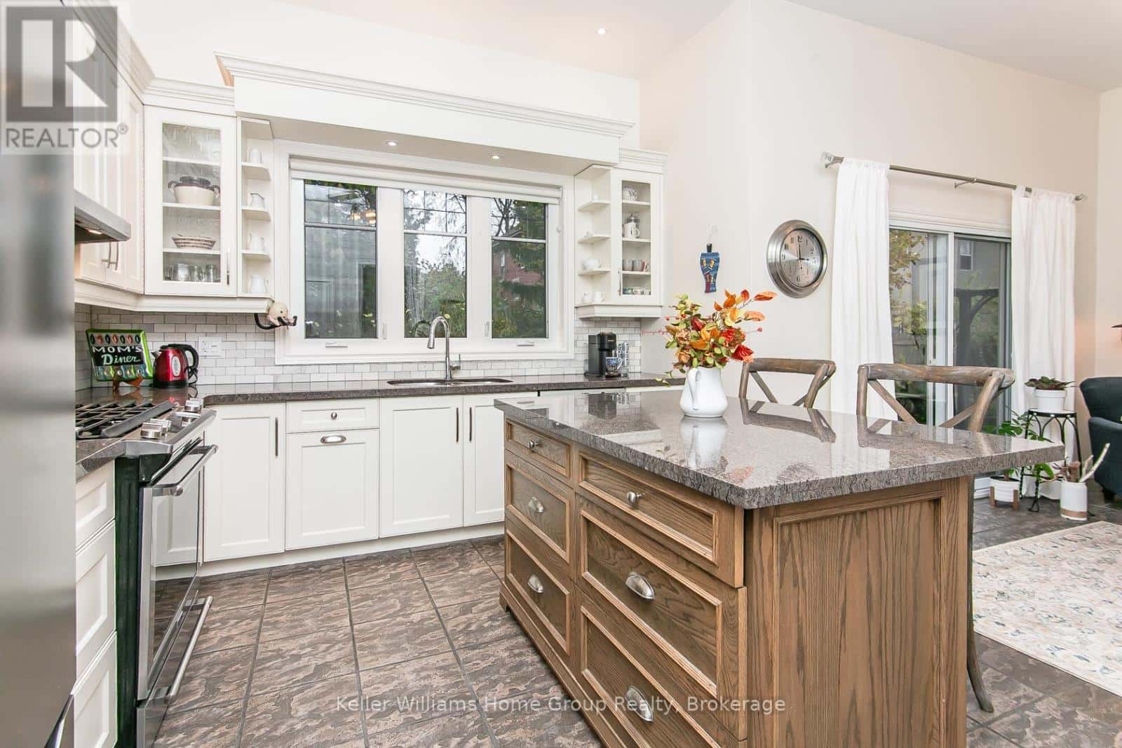 11 NORWICH STREET W — Guelph (Downtown), Ontario - Photo 4 of 30