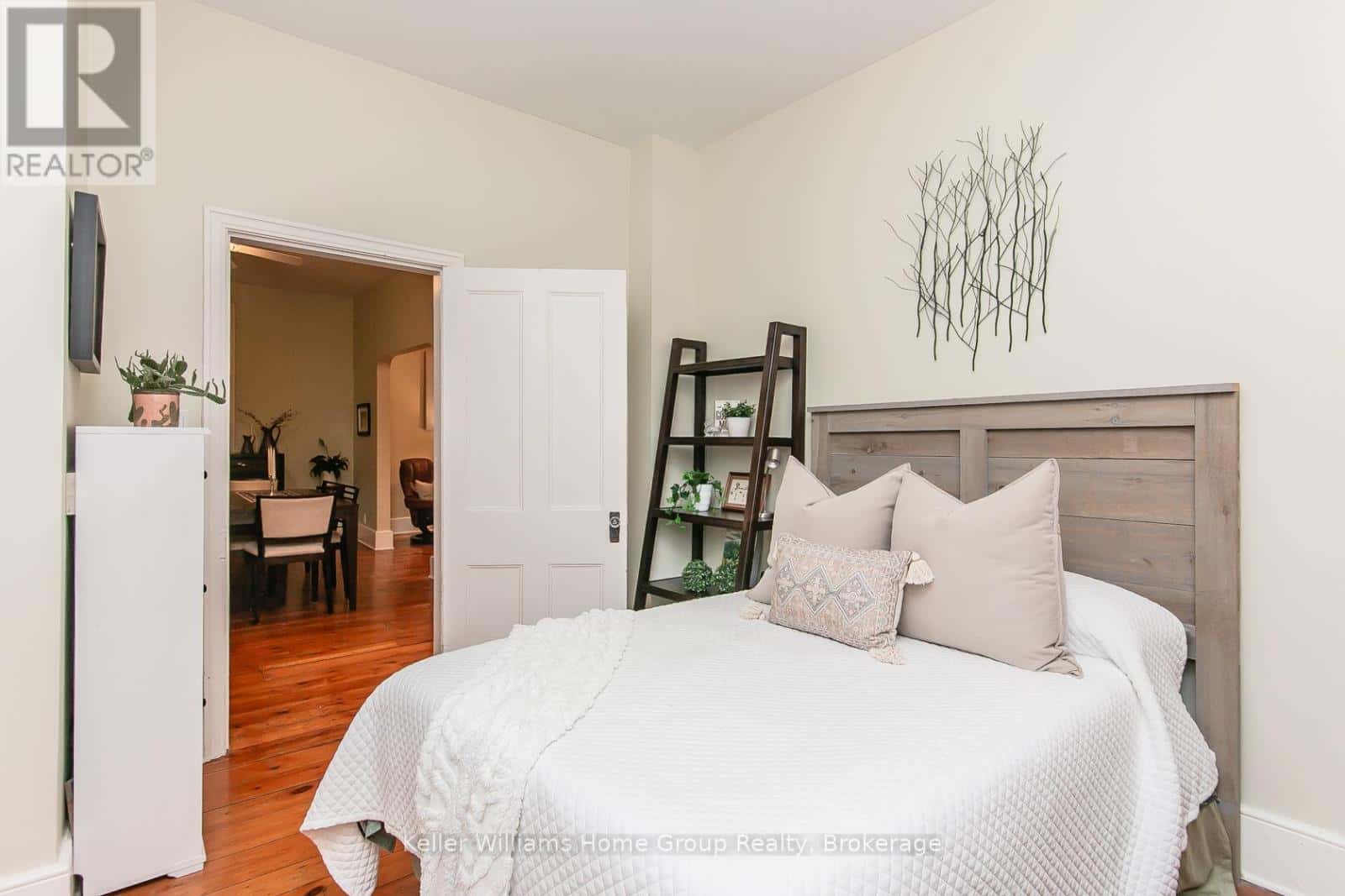 11 NORWICH STREET W — Guelph (Downtown), Ontario - Photo 5 of 30