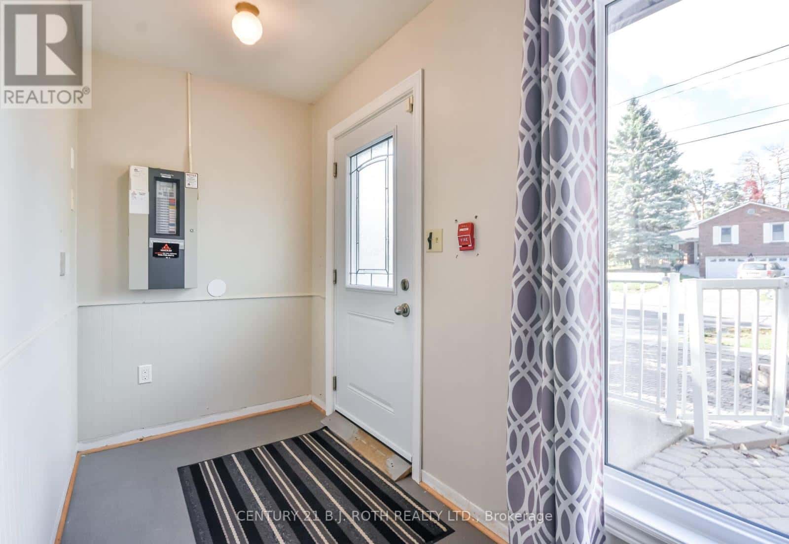 263 ANNE STREET N — Barrie (Sunnidale), Ontario - Photo 3 of 33