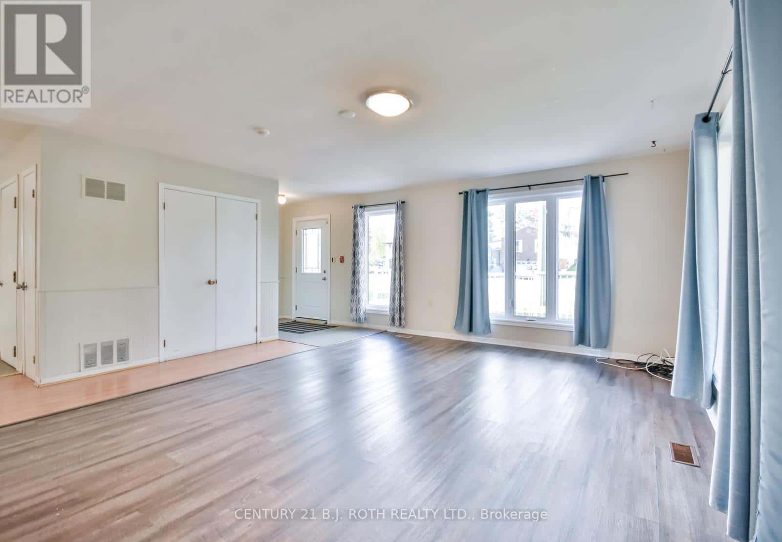 263 ANNE STREET N — Barrie (Sunnidale), Ontario - Photo 4 of 33