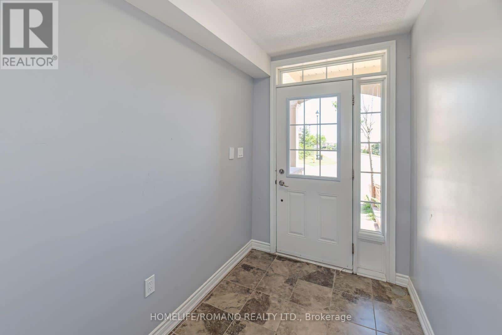 33 COMFORT WAY — Whitby (Blue Grass Meadows), Ontario - Photo 2 of 25