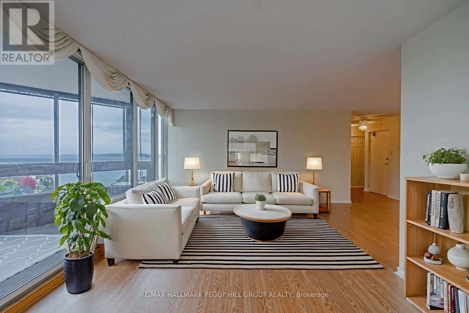 803 - 181 COLLIER STREET — Barrie (North Shore), Ontario - Photo 4 of 28