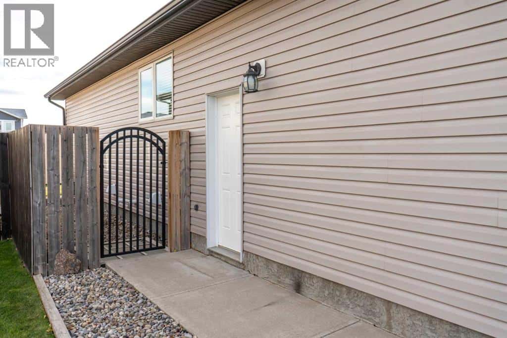 423 Centennial Avenue — Nobleford, Alberta - Photo 5 of 37