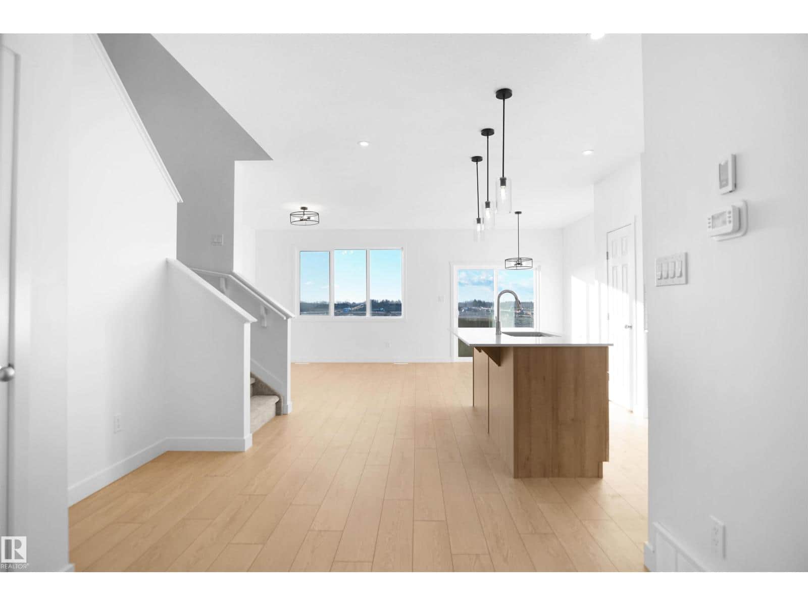 8731 183 AV NW - Photo 3 of 31, Edmonton, Alberta