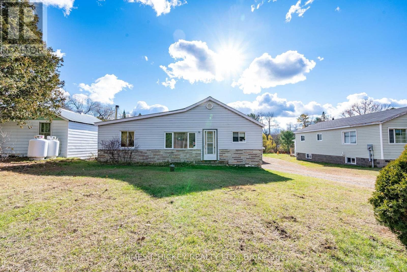 37103 HIGHWAY 17 HIGHWAY — Laurentian Hills, Ontario - Main photo