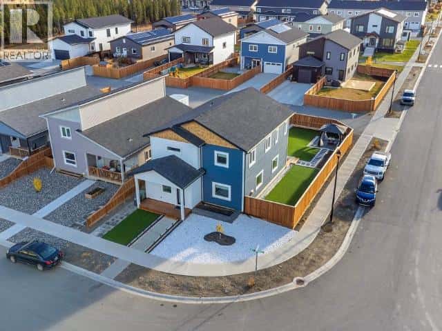 212 NEECHEAH STREET — Whitehorse, Yukon - Photo 2 of 46