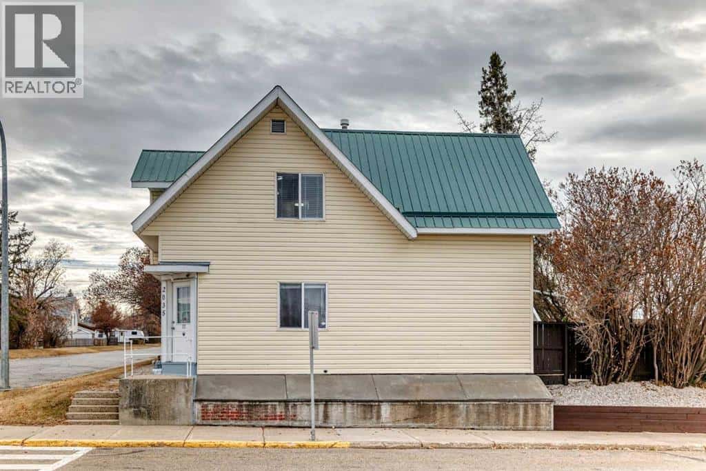 2035 20 Avenue — Bowden, Alberta - Photo 2 of 50